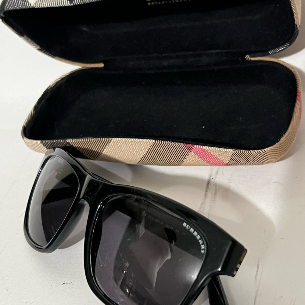 Burberry Black Sunglasses with Red Accent and Tortoiseshell Case Trim polarized - Picture 8 of 16